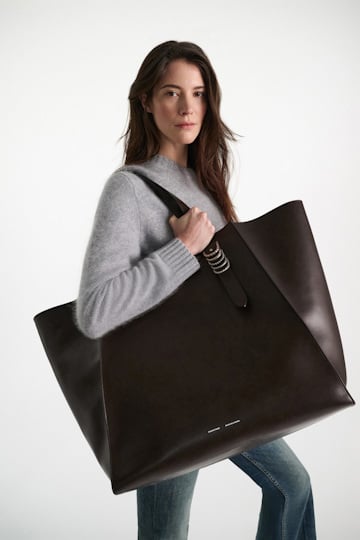 Dorothee Schumacher XL-Tote aus weichem Kalbsleder mit D-Rings dark brown/silver