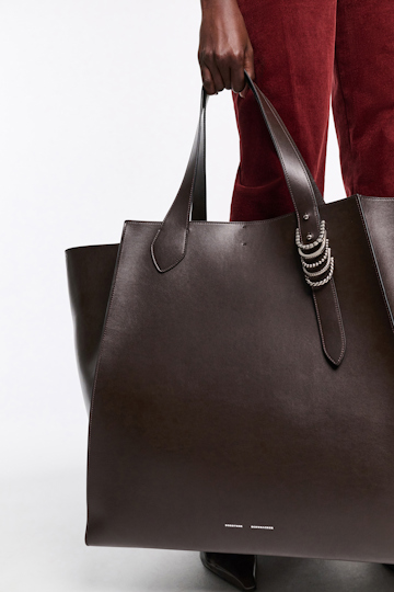 Dorothee Schumacher XL-Tote aus weichem Kalbsleder mit D-Rings dark brown/silver