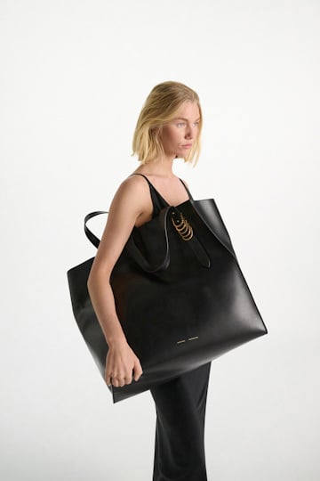 Dorothee Schumacher XL-Tote aus weichem Kalbsleder mit D-Rings black