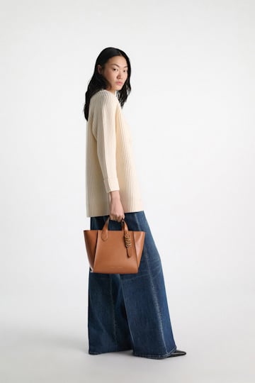 Dorothee Schumacher Crossbody Tote Bag aus weichem Kalbsleder mit D-Ring-Hardware tan