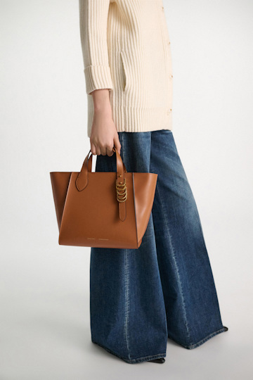 Dorothee Schumacher Crossbody Tote Bag aus weichem Kalbsleder mit D-Ring-Hardware tan