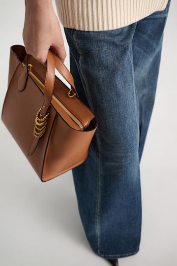 Dorothee Schumacher Crossbody Tote Bag aus weichem Kalbsleder mit D-Ring-Hardware tan