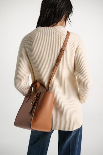 Dorothee Schumacher Crossbody Tote Bag aus weichem Kalbsleder mit D-Ring-Hardware tan