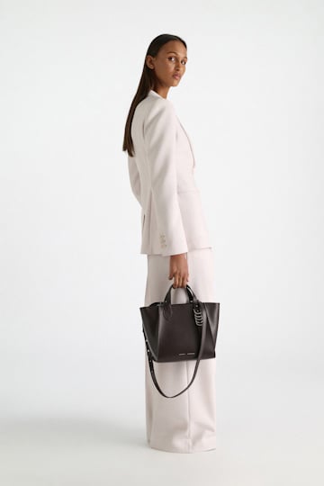 Dorothee Schumacher Crossbody Tote Bag aus weichem Kalbsleder mit D-Ring-Hardware dark brown/silver