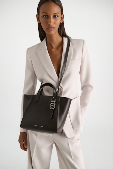 Dorothee Schumacher Crossbody Tote Bag aus weichem Kalbsleder mit D-Ring-Hardware dark brown/silver