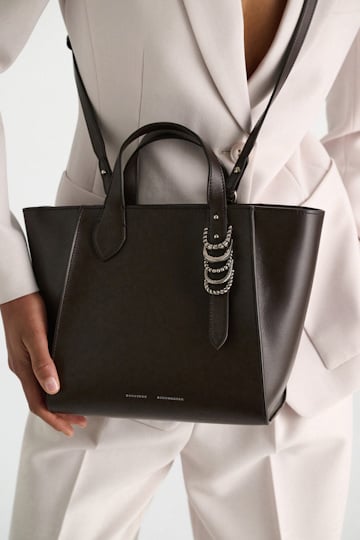 Dorothee Schumacher Crossbody Tote Bag aus weichem Kalbsleder mit D-Ring-Hardware dark brown/silver