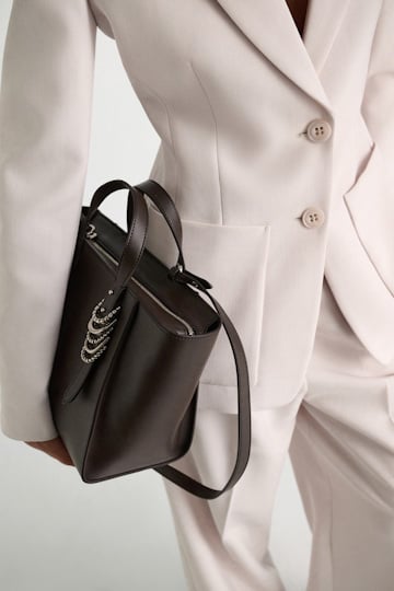 Dorothee Schumacher Crossbody Tote Bag aus weichem Kalbsleder mit D-Ring-Hardware dark brown/silver