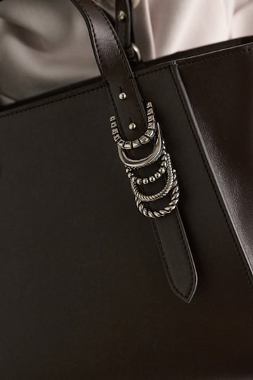 Dorothee Schumacher Crossbody Tote Bag aus weichem Kalbsleder mit D-Ring-Hardware dark brown/silver