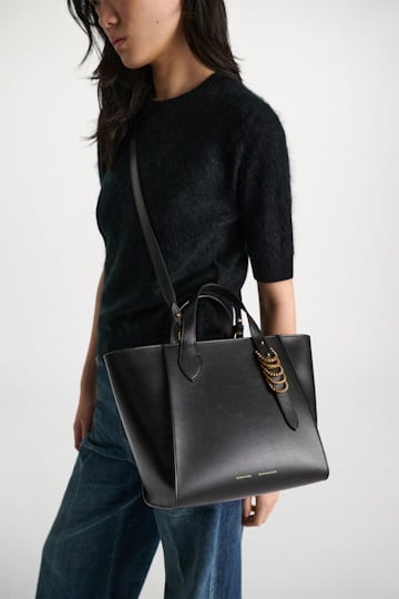 Dorothee Schumacher Crossbody Tote Bag aus weichem Kalbsleder mit D-Ring-Hardware black