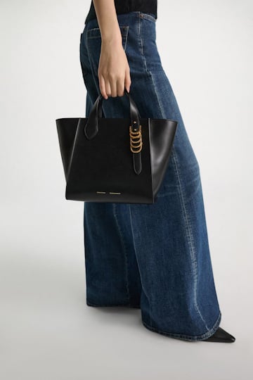 Dorothee Schumacher Crossbody Tote Bag aus weichem Kalbsleder mit D-Ring-Hardware black