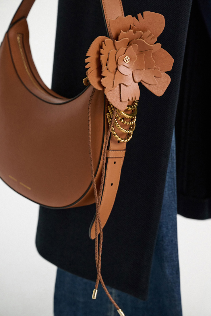 Dorothee Schumacher Handgefertigtes Flower-Accessoire aus Leder tan