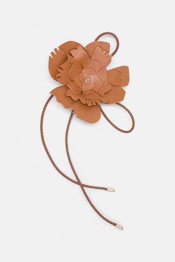 Dorothee Schumacher Handgefertigtes Flower-Accessoire aus Leder tan