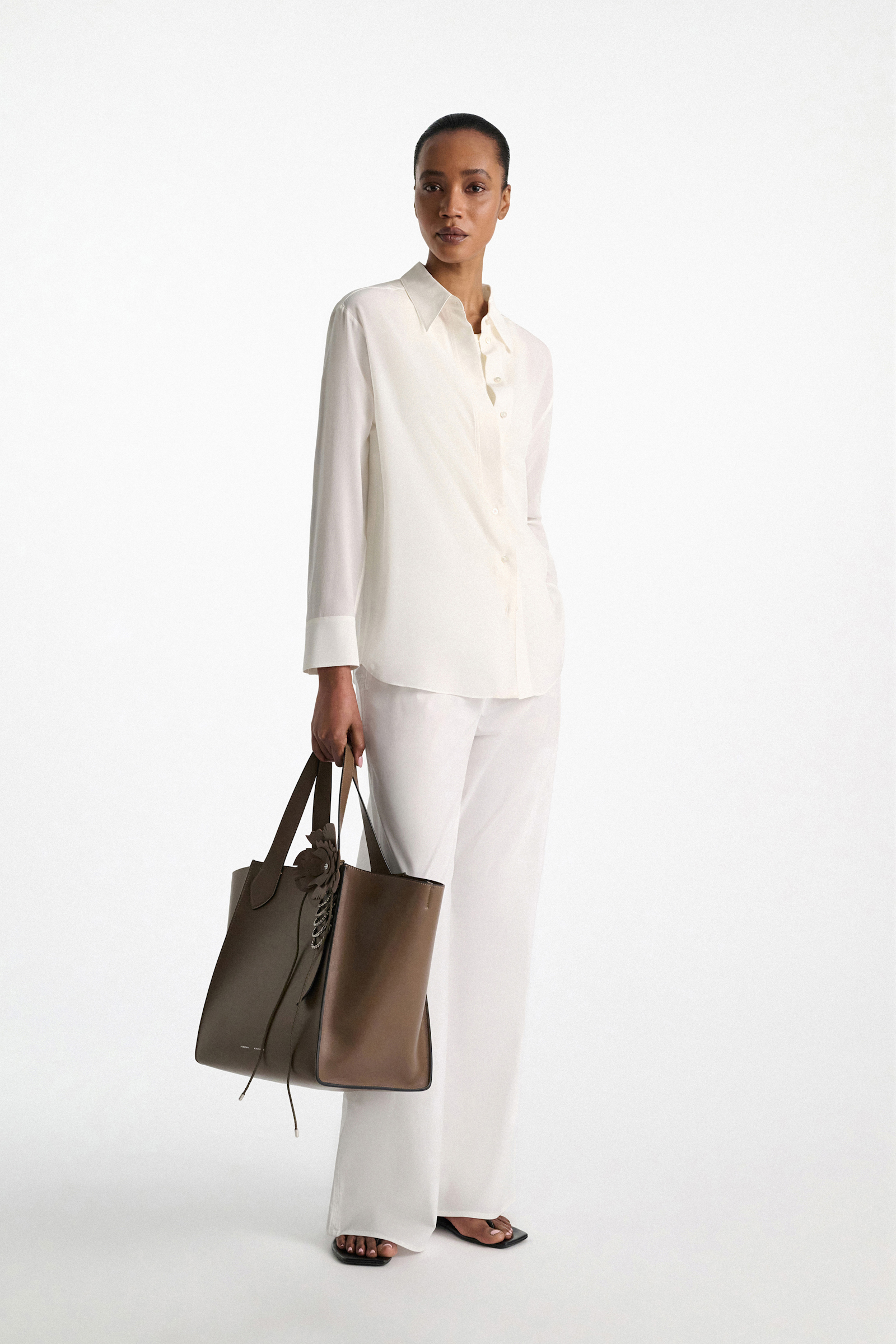 Dorothee Schumacher Handgefertigtes Flower-Accessoire aus Leder taupe