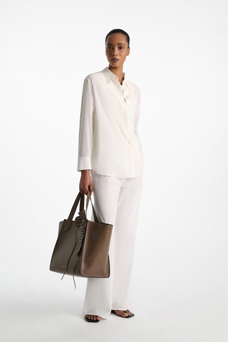 Dorothee Schumacher Handgefertigtes Flower-Accessoire aus Leder taupe