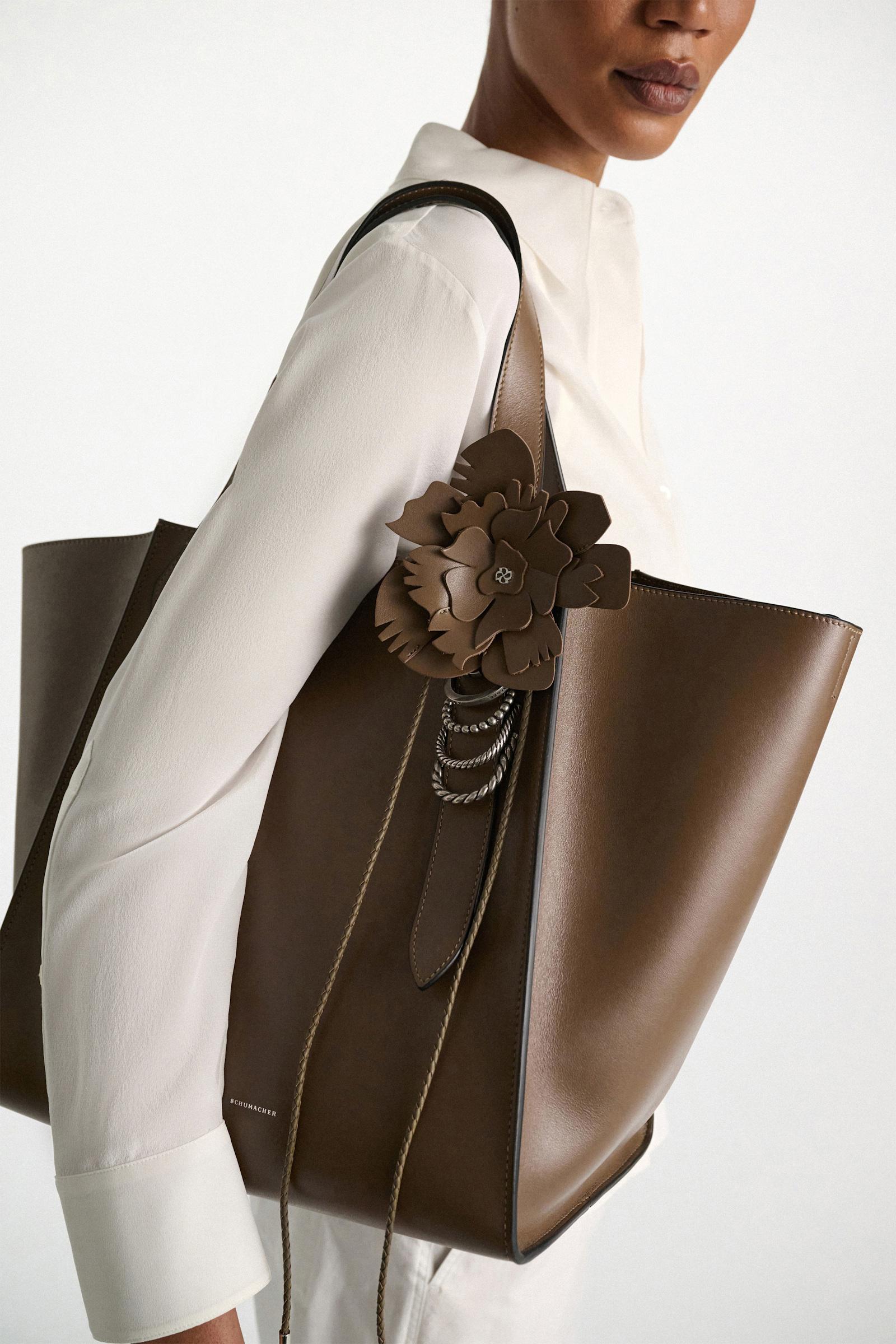 Dorothee Schumacher Handgefertigtes Flower-Accessoire aus Leder taupe