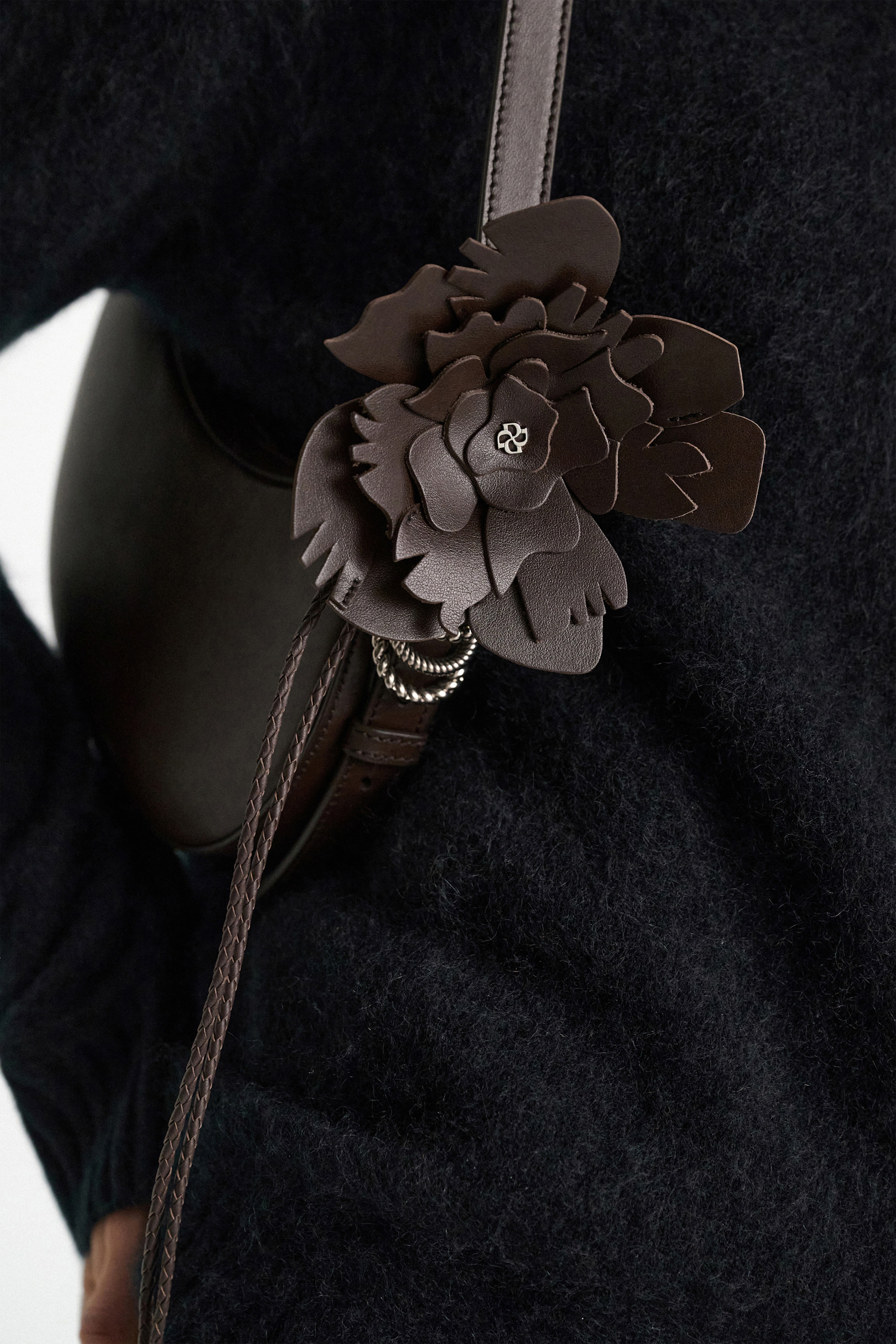 Dorothee Schumacher Handgefertigtes Flower-Accessoire aus Leder dark brown/silver