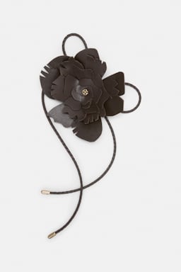 Dorothee Schumacher Handgefertigtes Flower-Accessoire aus Leder Dark Chocolate