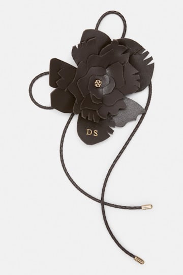 Dorothee Schumacher Handgefertigtes Flower-Accessoire aus Leder Dark Chocolate