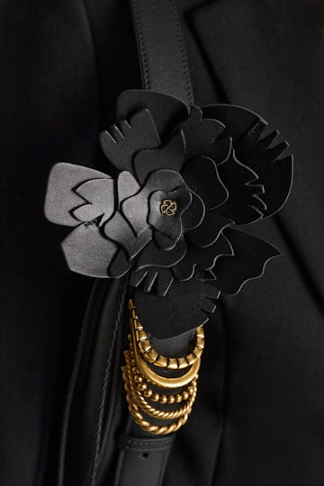 Dorothee Schumacher Handgefertigtes Flower-Accessoire aus Leder black