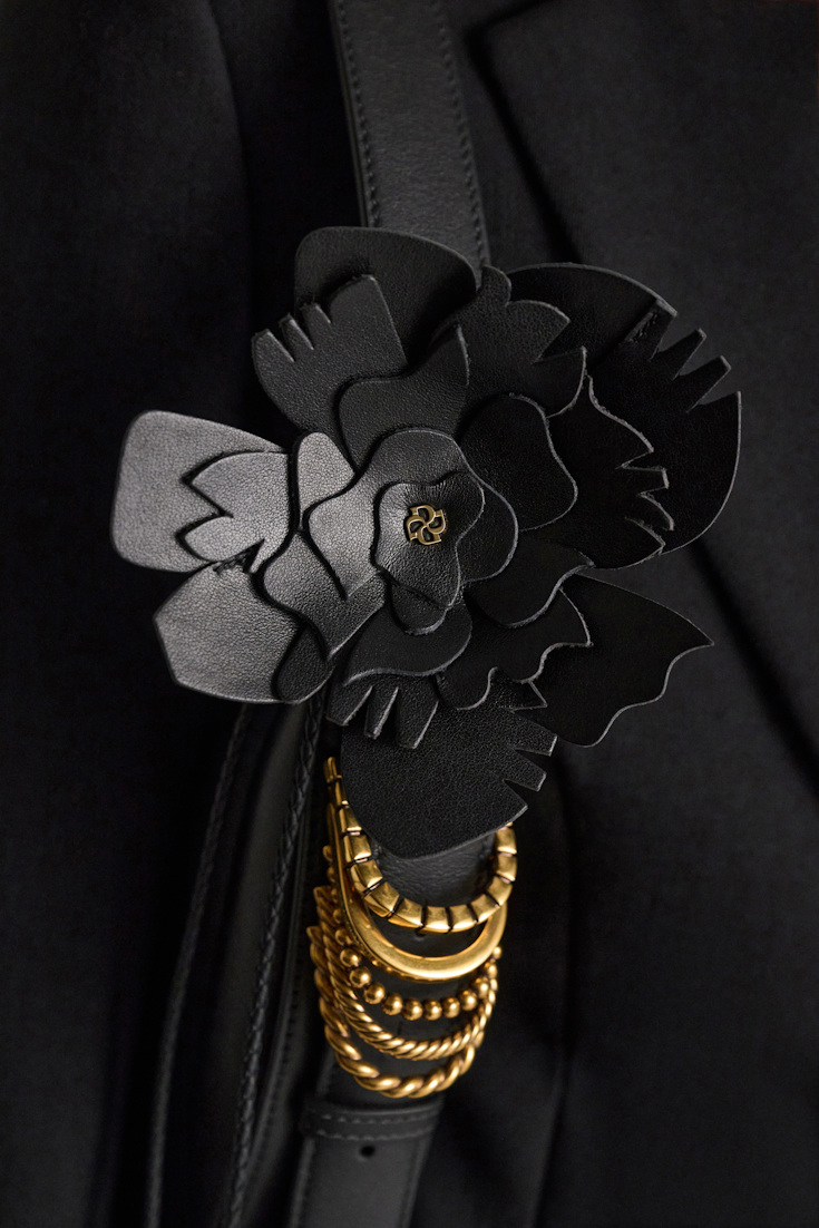 Dorothee Schumacher Handgefertigtes Flower-Accessoire aus Leder black