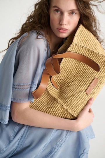 Dorothee Schumacher Tote Bag in raffia with D-ring hardware raffia/tan