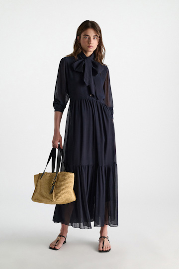 Dorothee Schumacher Tote Bag in raffia with D-ring hardware raffia/black