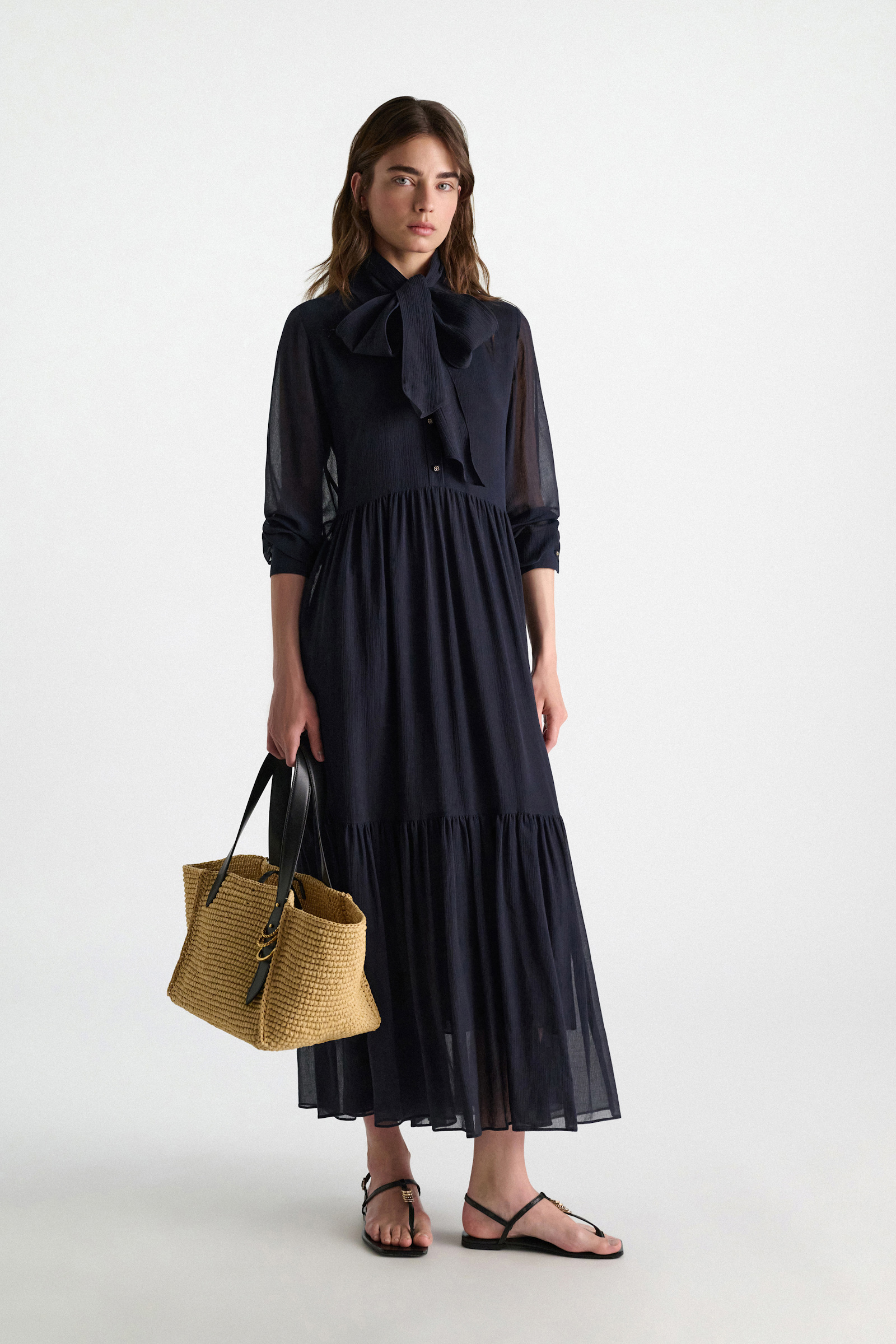 Dorothee Schumacher Tote Bag in raffia with D-ring hardware raffia/black