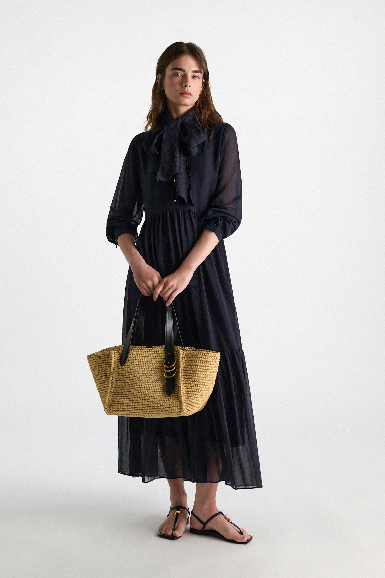 Dorothee Schumacher Tote Bag in raffia with D-ring hardware raffia/black