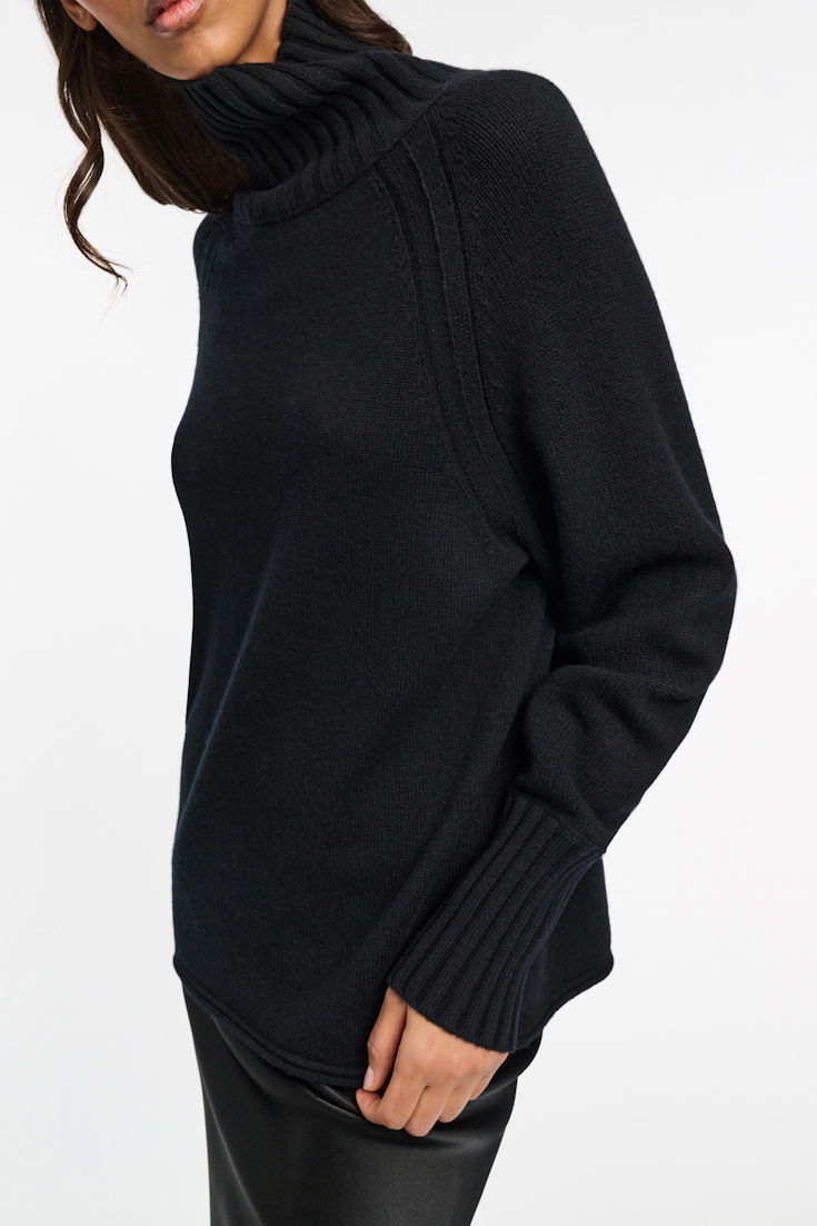 Dorothee Schumacher TURTLENECK PULLOVER IN MERINO AND CASHMERE pure black