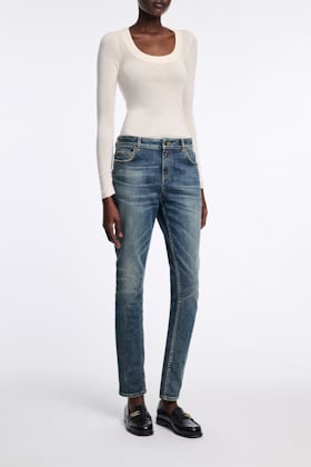 Dorothee Schumacher Pullover with deep scoop neckline camellia white