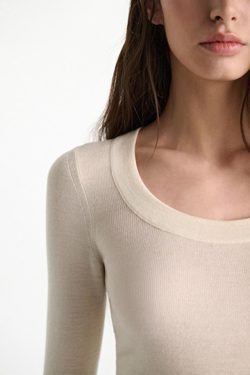 Dorothee Schumacher Pullover mit tiefem Rundhalsausschnitt aus Merino camellia white