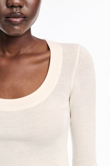 Dorothee Schumacher Pullover mit tiefem Rundhalsausschnitt aus Merino camellia white