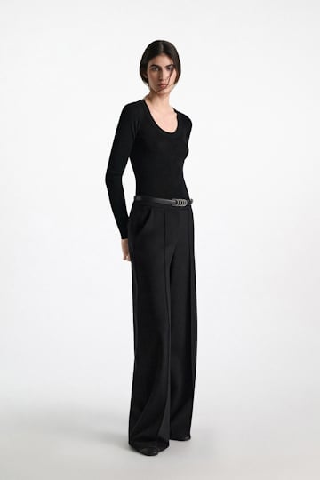 Dorothee Schumacher Pullover mit tiefem Rundhalsausschnitt aus Merino pure black