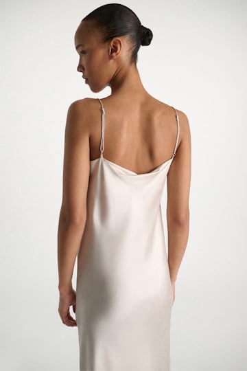 Dorothee Schumacher Kleid aus Satin mit Wasserfallausschnitt natural white