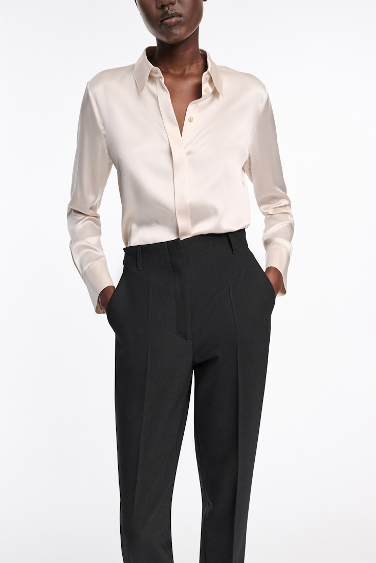 Dorothee Schumacher Bluse aus Seiden-Stretch Satin natural white