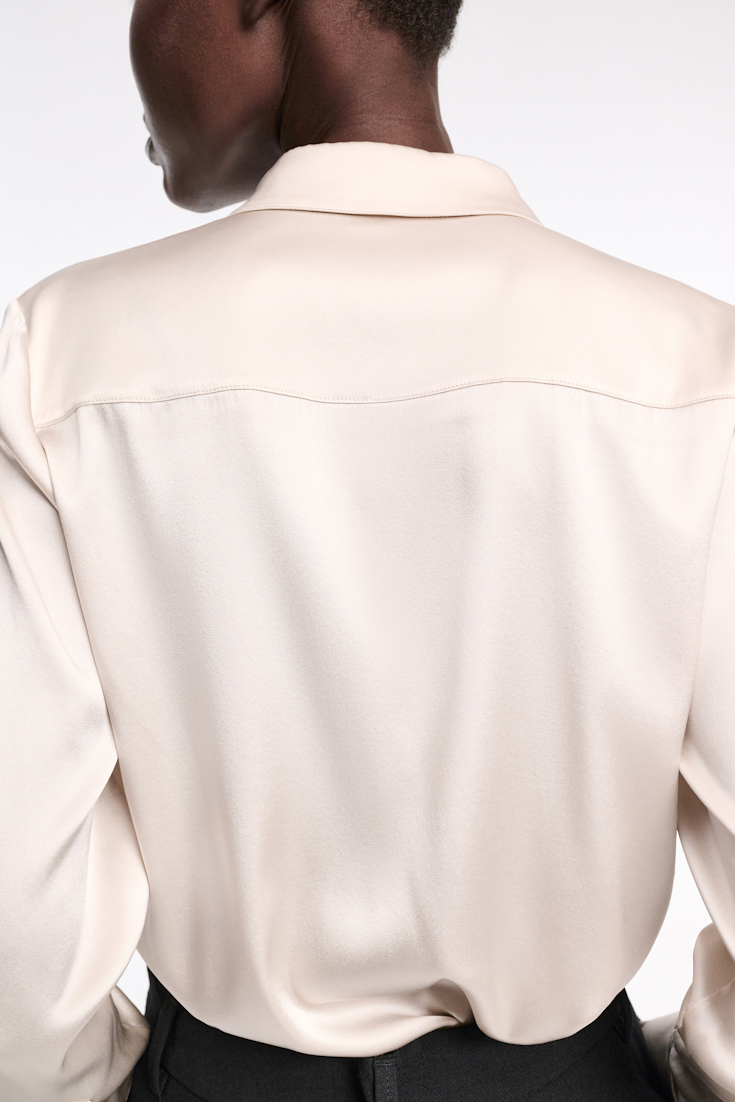 Dorothee Schumacher Bluse aus Seiden-Stretch Satin natural white