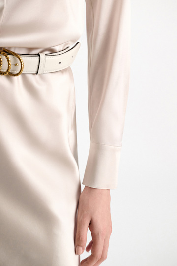 Dorothee Schumacher Bluse aus Seiden-Stretch Satin natural white