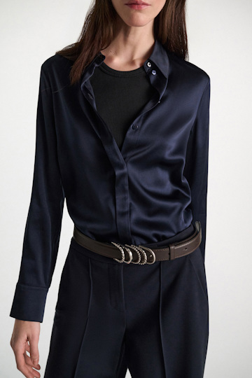 Dorothee Schumacher Bluse aus Seiden-Stretch Satin dark navy