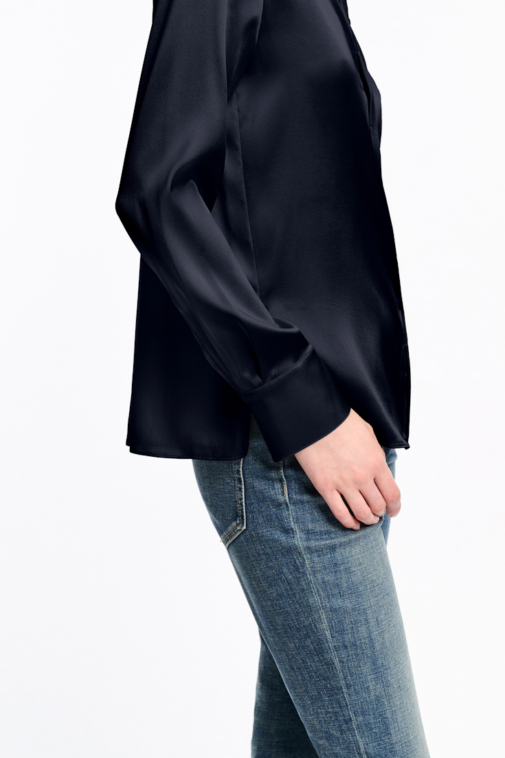 Dorothee Schumacher Bluse aus Seiden-Stretch Satin dark navy