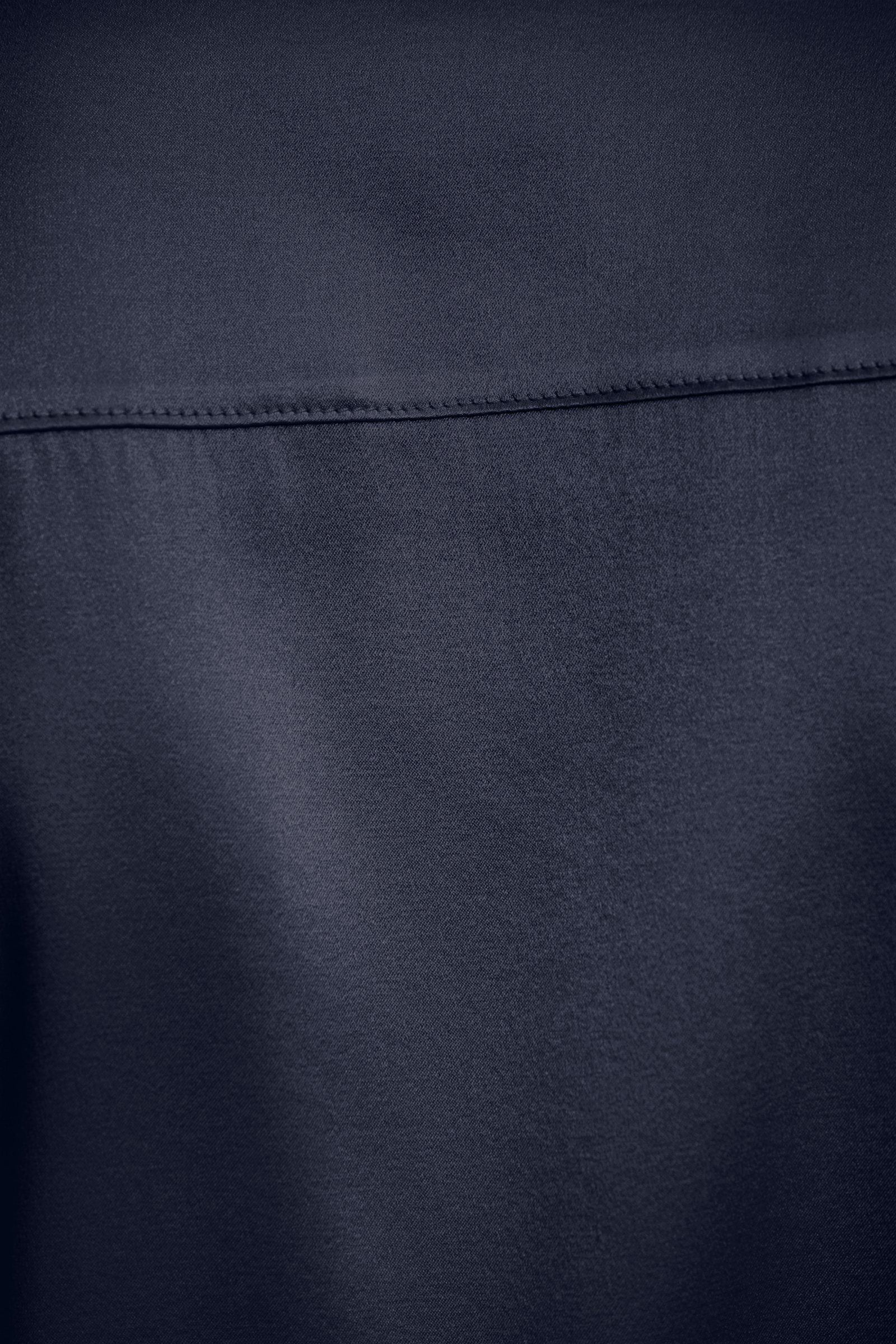 Dorothee Schumacher Bluse aus Seiden-Stretch Satin dark navy