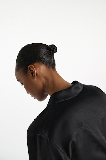 Dorothee Schumacher Bluse aus Seiden-Stretch Satin pure black