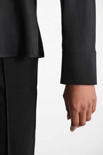 Dorothee Schumacher Bluse aus Seiden-Stretch Satin pure black