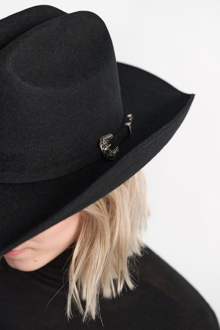 Dorothee Schumacher Felted wool hat pure black Model Detail View